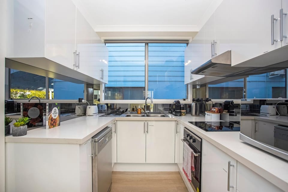 Serenity at Umina Beach Renovated Coastal Retreat House in Patonga