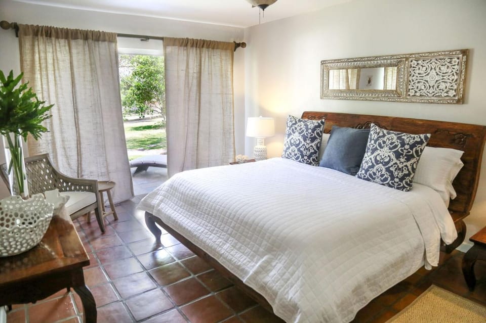 Bed, TV and multimedia, Bedroom