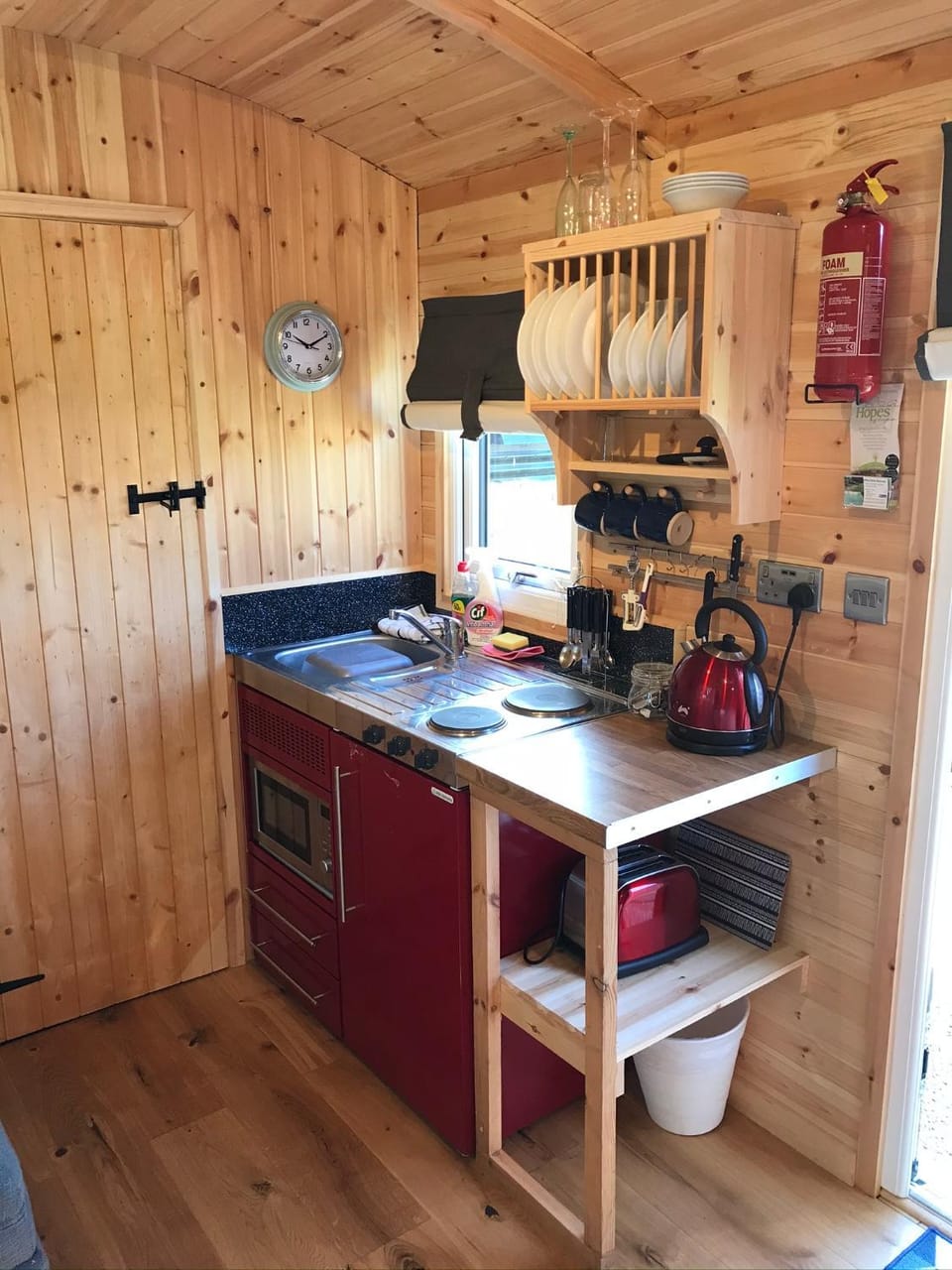 Coffee/tea facilities, Kitchen or kitchenette, minibar, stove