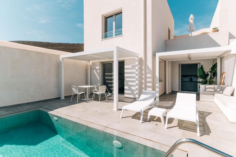 Balcony/Terrace, Seating area, Bedroom, Swimming pool, sunbed