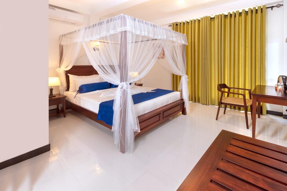 Bed, Living room, Photo of the whole room, Seating area