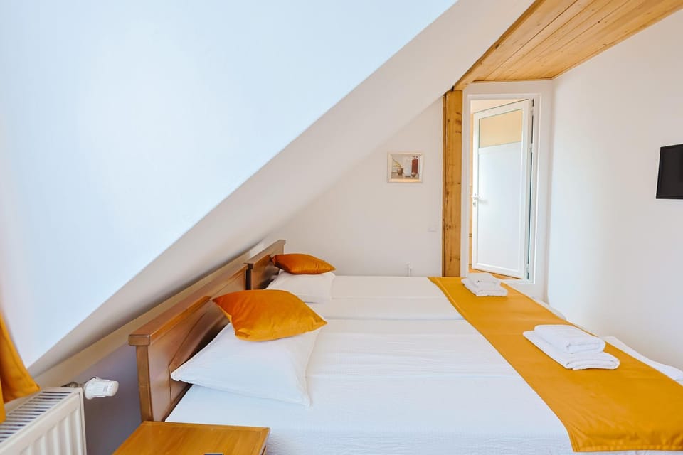 Bed, TV and multimedia, Photo of the whole room, Bedroom, towels
