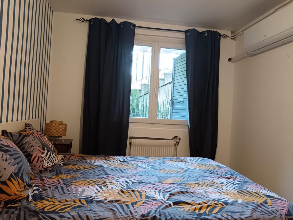 Chambre Océan Climatisée Bed and Breakfast in Mérignac