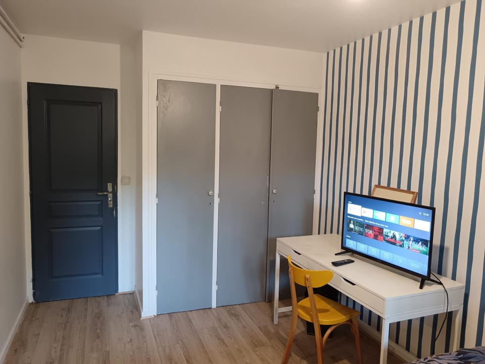 Chambre Océan Climatisée Bed and Breakfast in Mérignac
