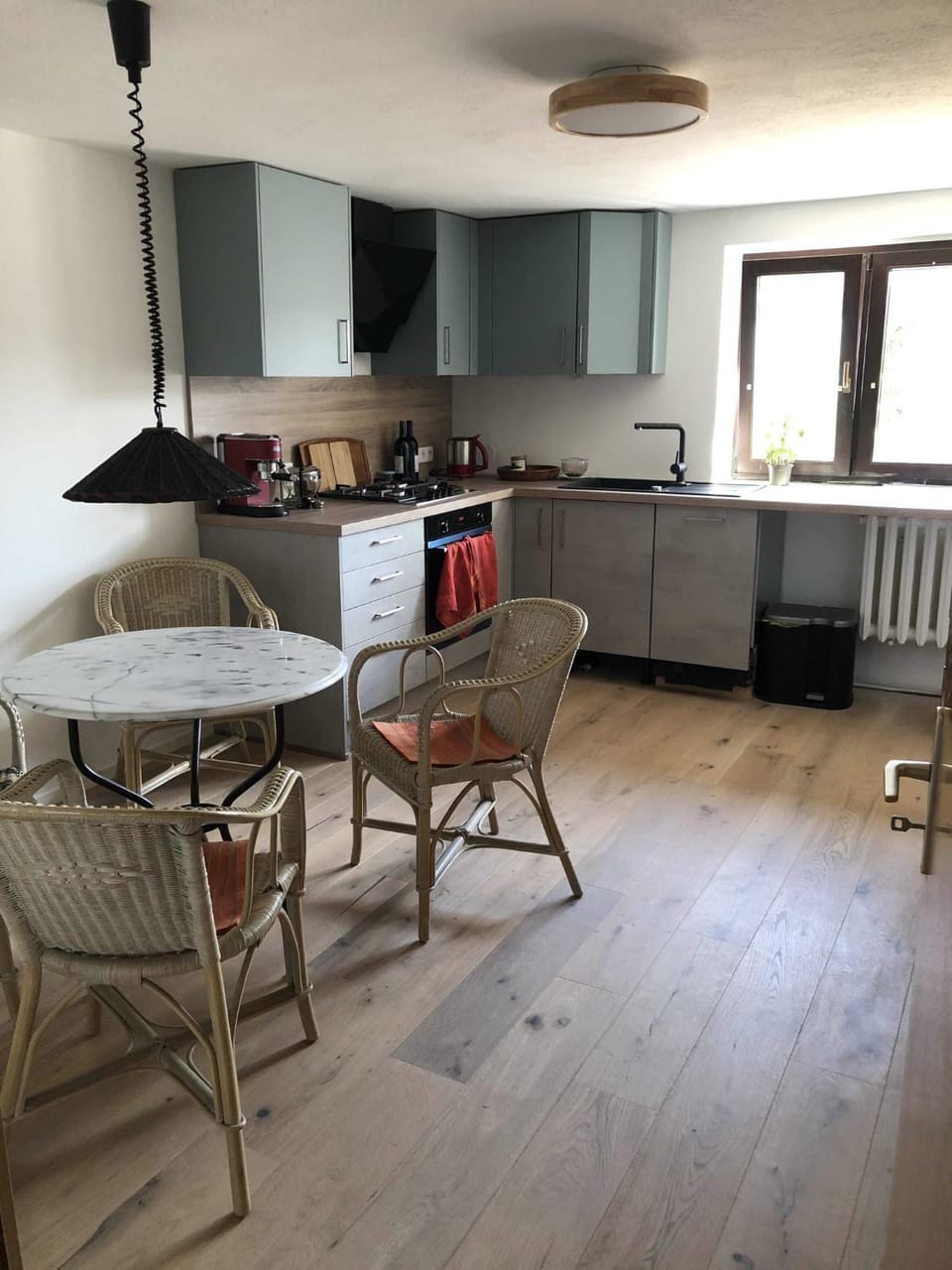 Kitchen or kitchenette, Dining area