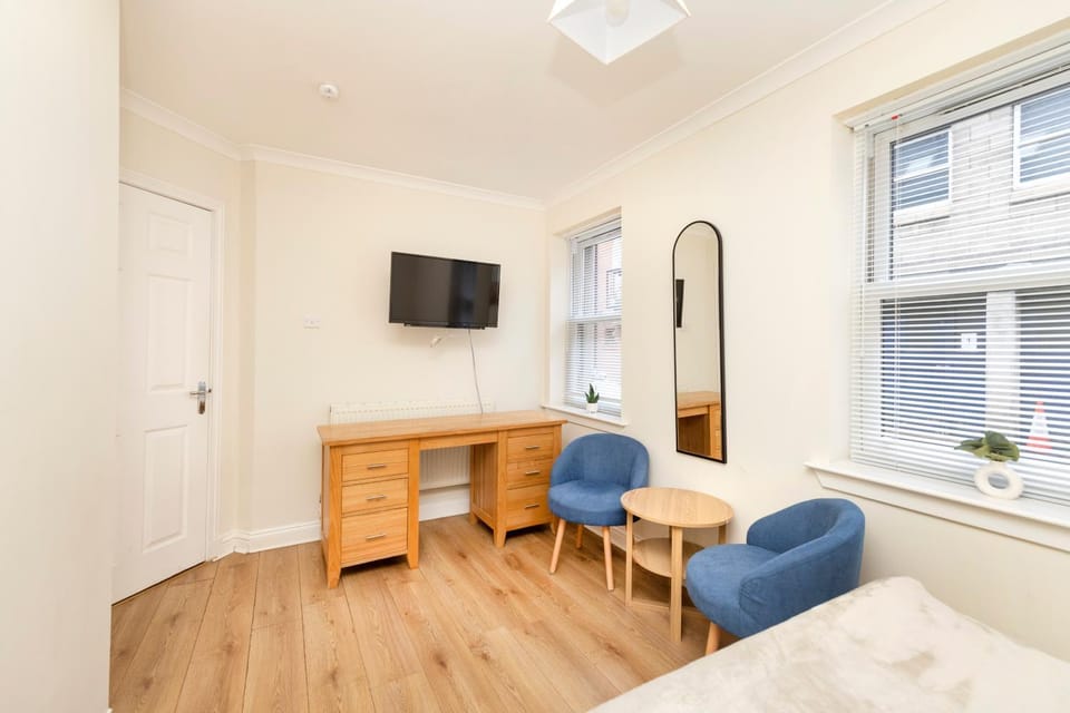 Bed, TV and multimedia, Seating area, Bedroom