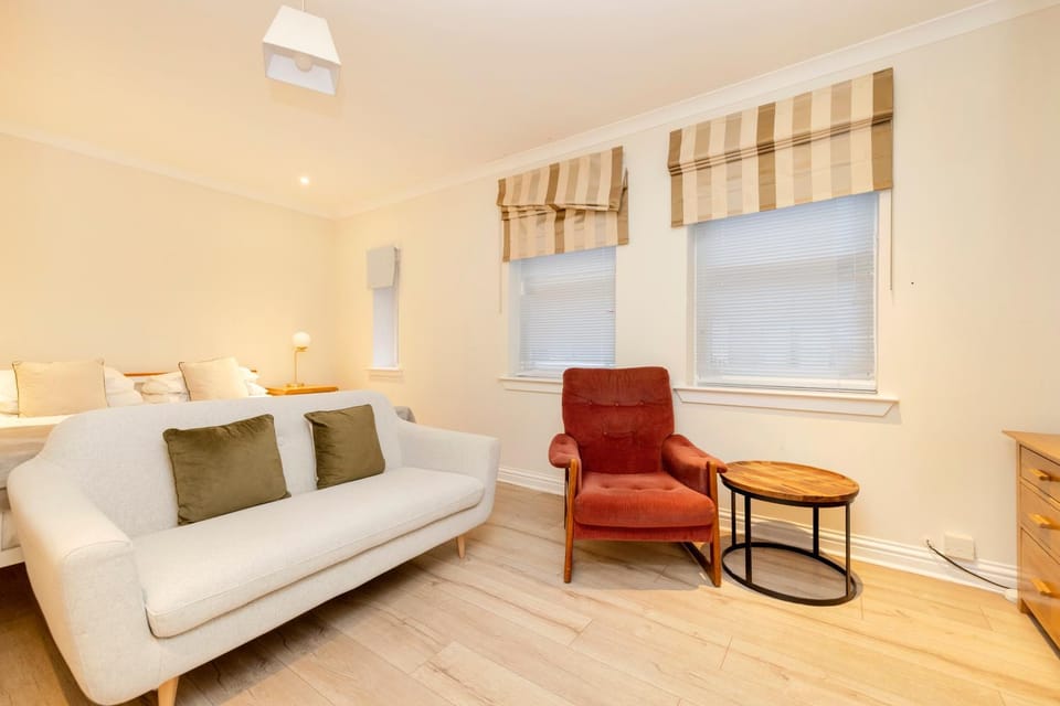 Bed, Seating area, Bedroom