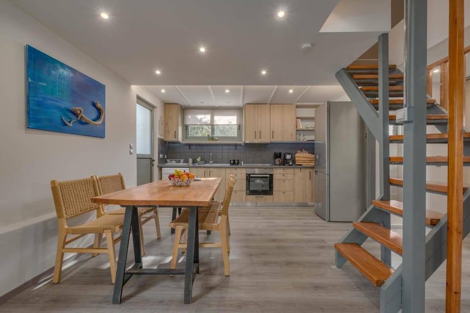 Kitchen or kitchenette, Dining area, dishwasher, stove