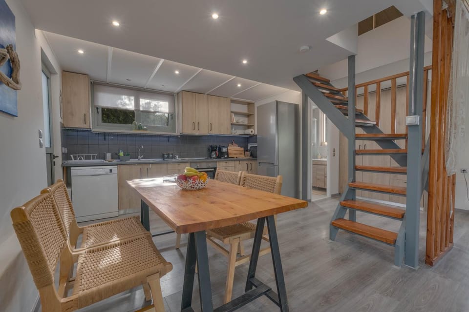 Kitchen or kitchenette, Dining area, stove