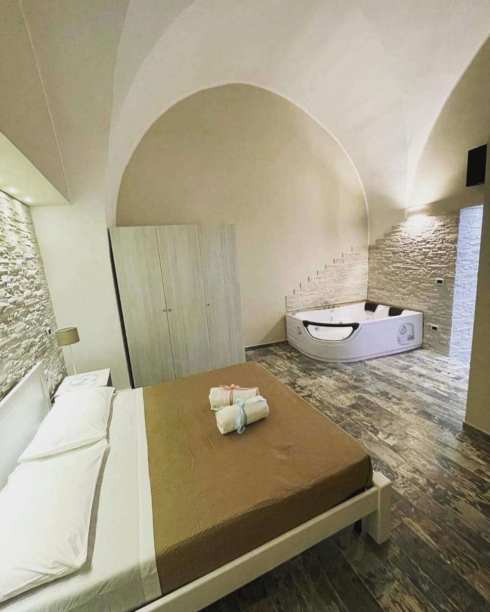 Bed, Hot Tub, Photo of the whole room, Bedroom