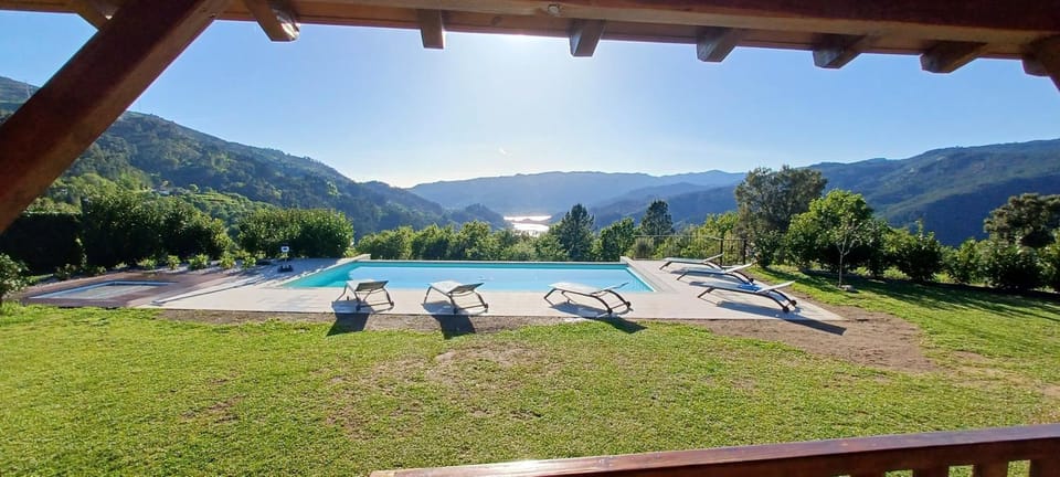 Nearby landmark, Day, Hot Tub, Lake view, Pool view, Swimming pool, sunbed