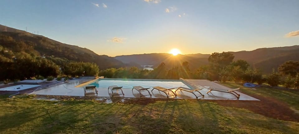 Nearby landmark, Hot Tub, Mountain view, Pool view, Swimming pool, Sunset