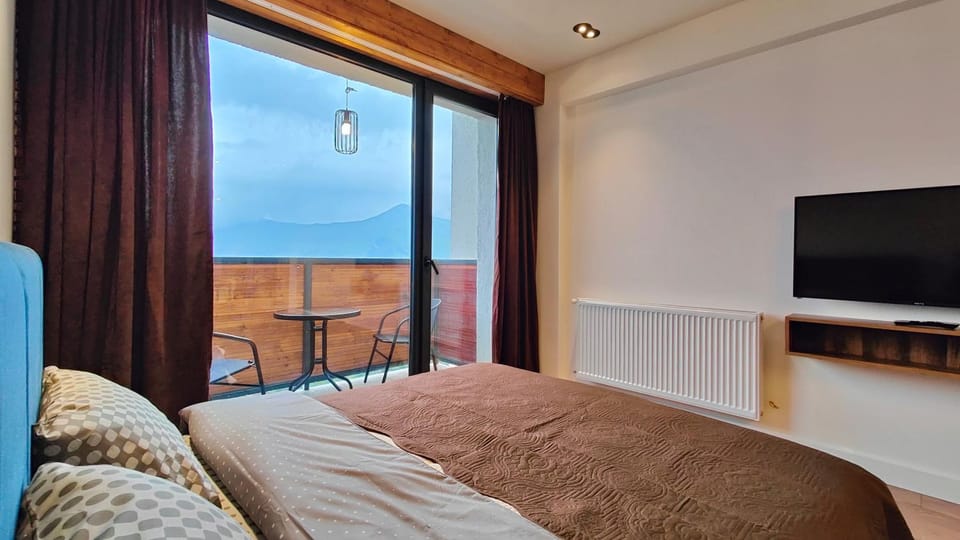 Bed, View (from property/room), Balcony/Terrace, Mountain view