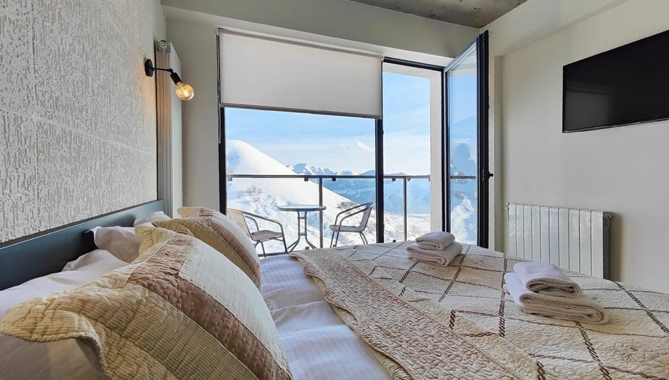 Bed, TV and multimedia, View (from property/room), Balcony/Terrace, Bedroom, Mountain view, internet