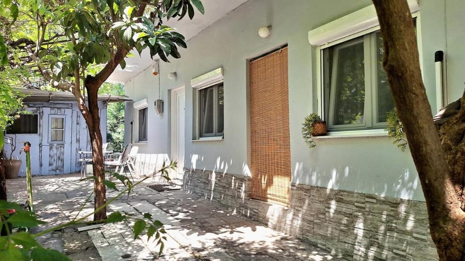 Despina's Yard Apartment in Thessaloniki