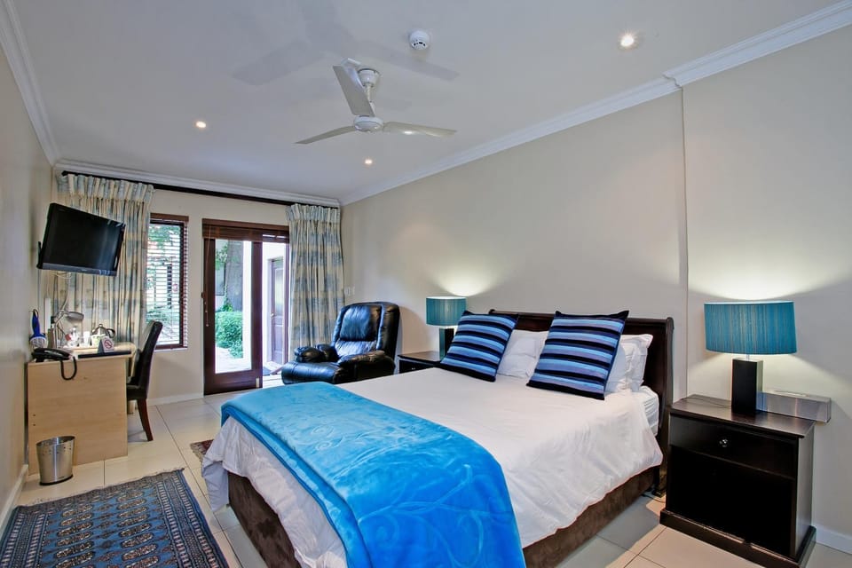 Bed, Photo of the whole room, Bedroom, fireplace