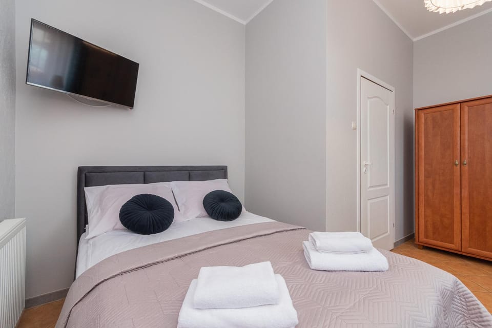 Bed, TV and multimedia, Photo of the whole room, towels, wardrobe