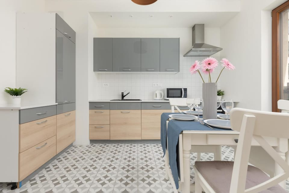 Kitchen or kitchenette, Dining area