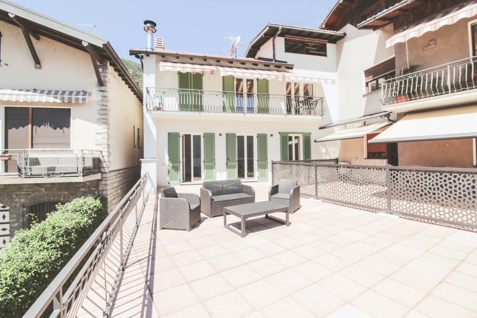 Property building, Patio, Balcony/Terrace