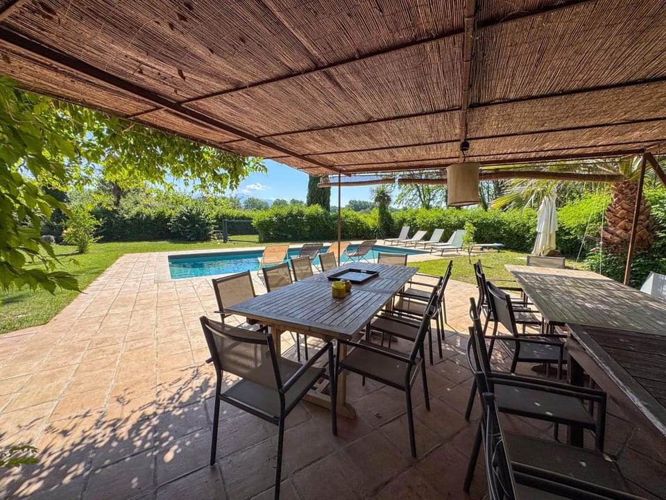 Dining area, Garden view, Pool view, Swimming pool, sunbed