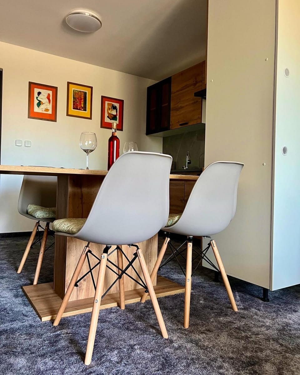 Seating area, Dining area