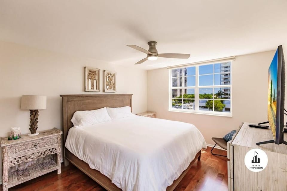 Uhost AI - 3BR Condo - Stunning Water Views House in Sunny Isles Beach
