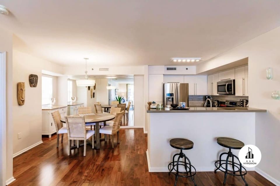 Uhost AI - 3BR Condo - Stunning Water Views House in Sunny Isles Beach