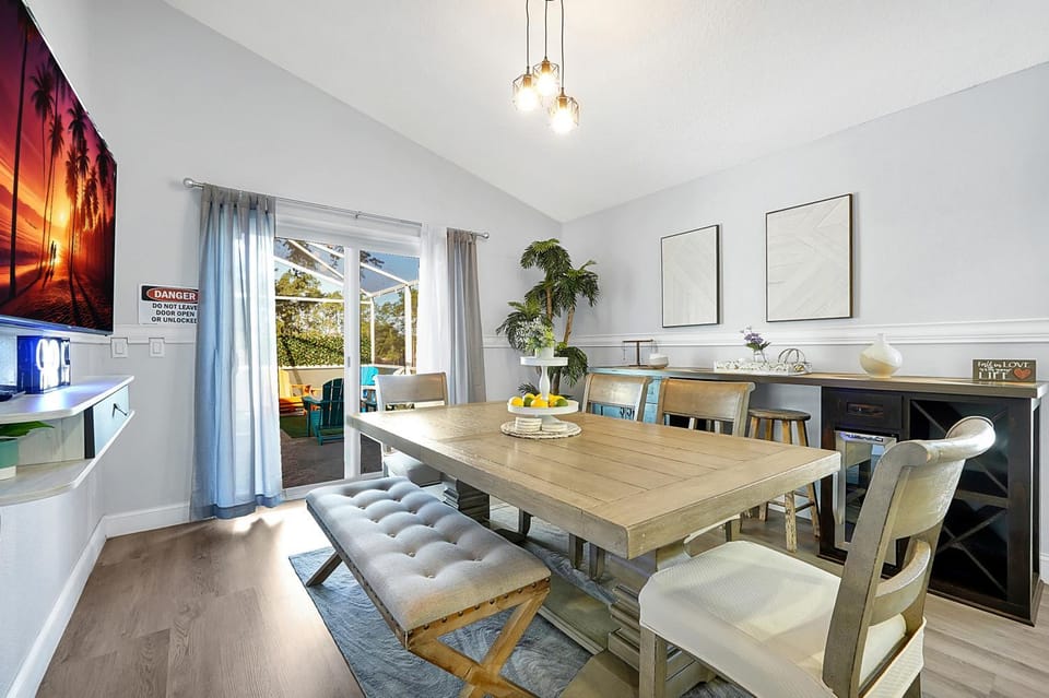 Seating area, Dining area