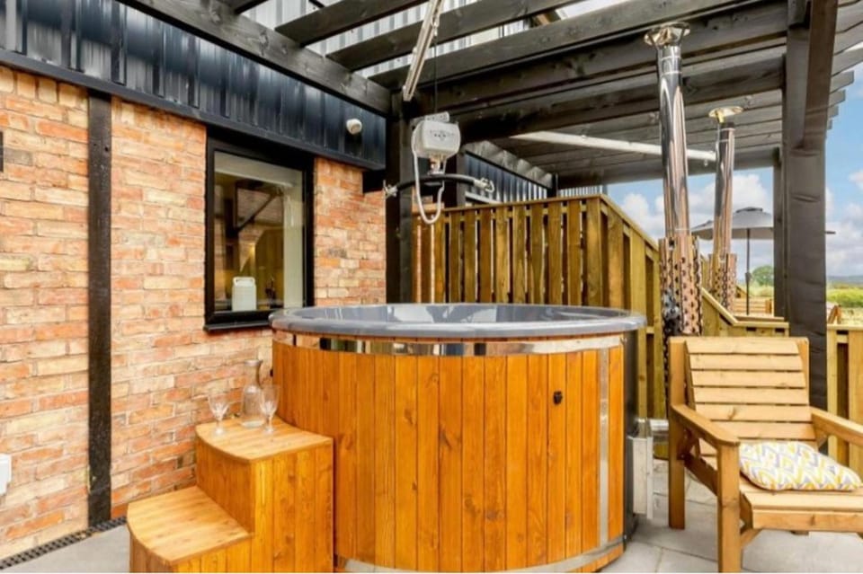 Fully Accessible-Disabled Adapted-Hot Tub-Pets House in Wychavon District