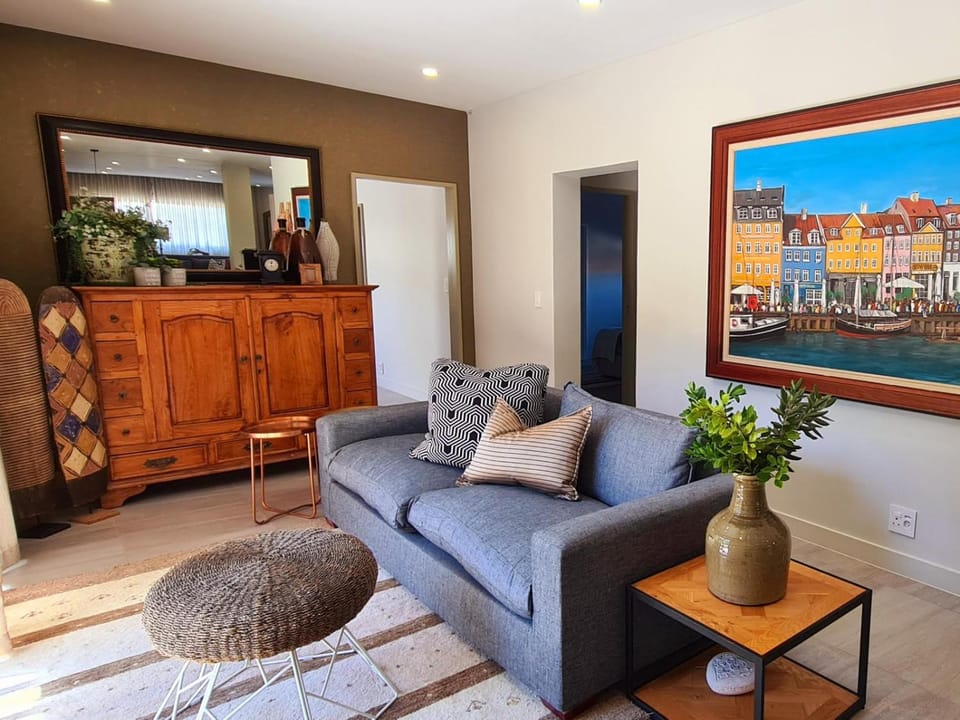 Communal lounge/ TV room, Living room, Seating area