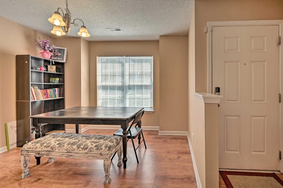 Cozy Greensboro Townhome ~ 7 Mi to UNC Campus House in Greensboro