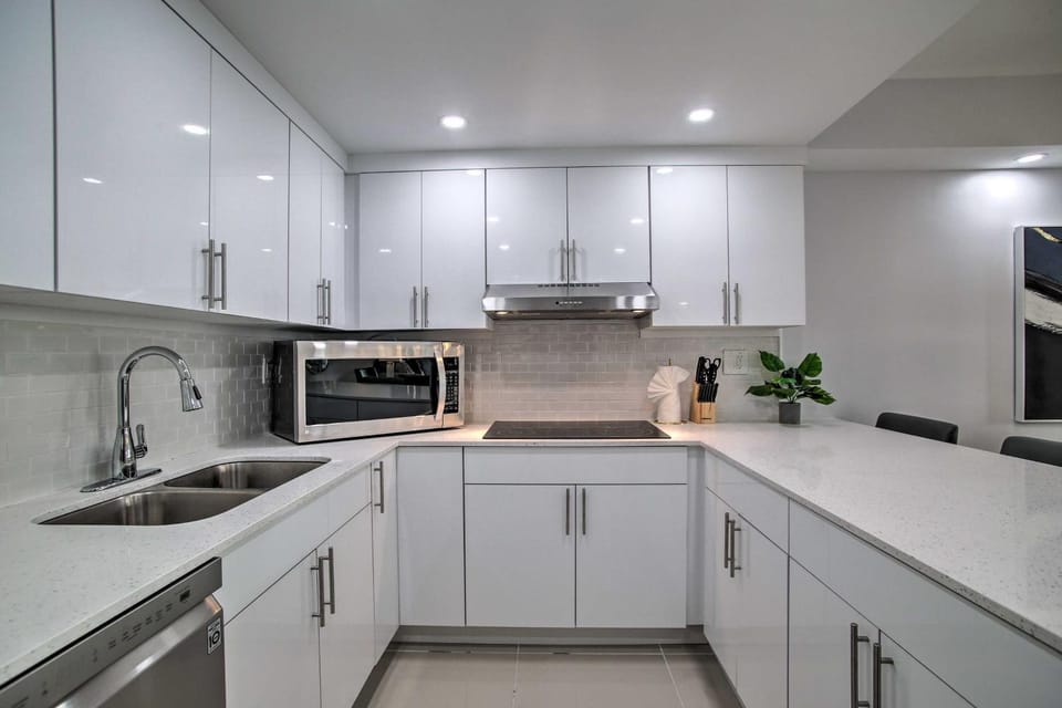< Half-Mi to Beach: Sunny Isles Resort Condo House in Sunny Isles Beach