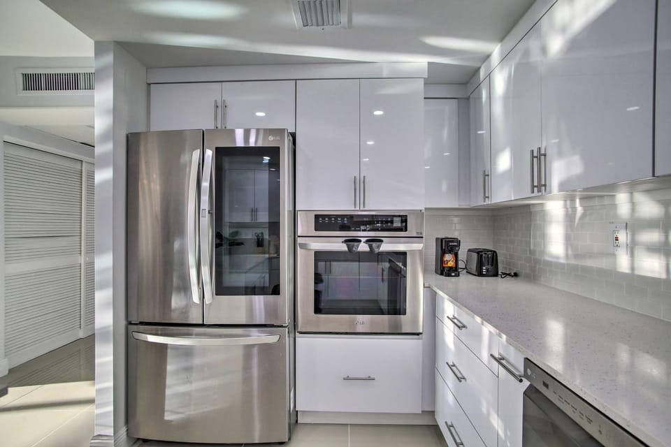 < Half-Mi to Beach: Sunny Isles Resort Condo House in Sunny Isles Beach
