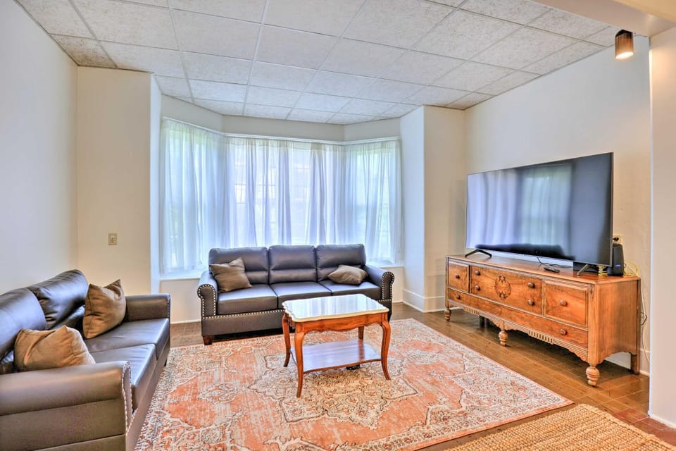Walk to Beach, Marina & Town! Lake Ontario Getaway House in Sodus Point