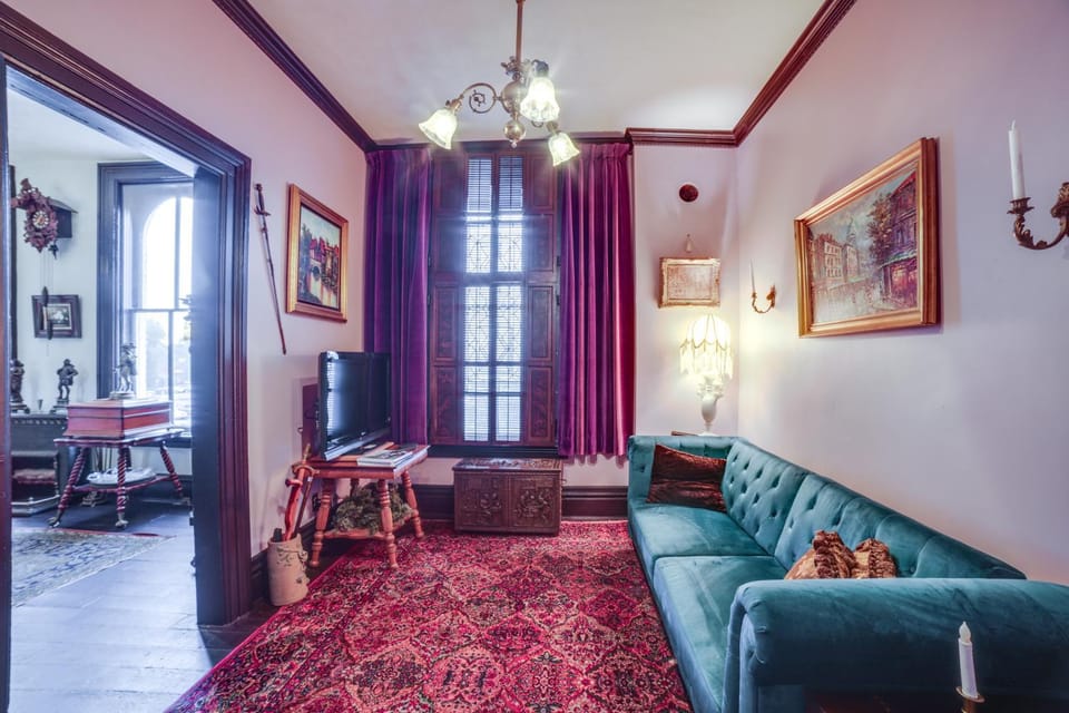 Vintage Apartment in Historic Downtown La Porte! Apartment in La Porte