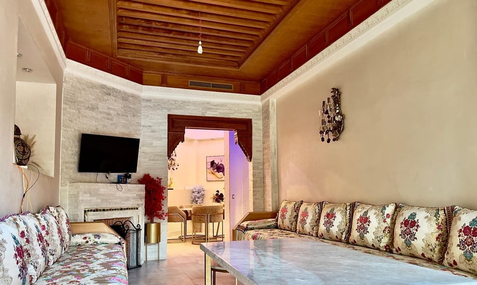 Communal lounge/ TV room, Bed, TV and multimedia, Living room, Photo of the whole room, Seating area, Evening entertainment, Bedroom