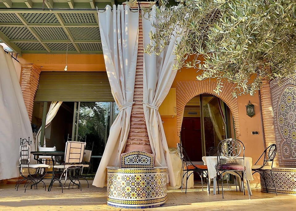 Patio, Restaurant/places to eat, Day, Living room, Banquet/Function facilities, Seating area