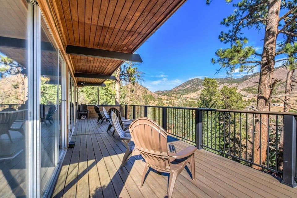 4BR Cabin Mountain Views with Fireplace Cabin in Cascade-Chipita Park