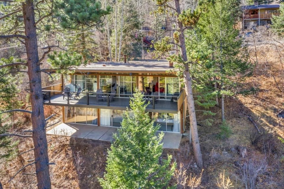 4BR Cabin Mountain Views with Fireplace Cabin in Cascade-Chipita Park