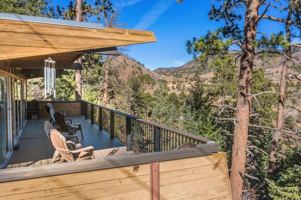 4BR Cabin Mountain Views with Fireplace Cabin in Cascade-Chipita Park