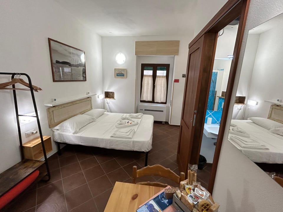 Bed, Photo of the whole room, Bedroom, air conditioner