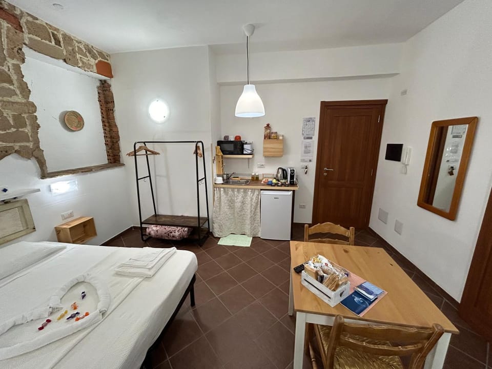 Bed, Photo of the whole room, Dining area, Bedroom, minibar, oven, pet friendly