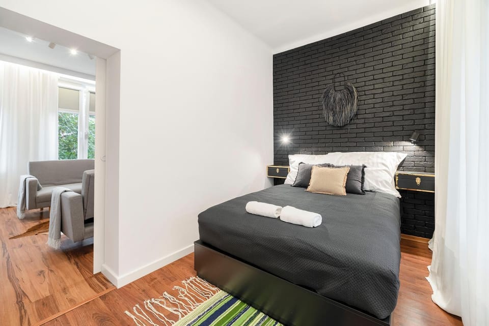 Bed, Seating area, Bedroom