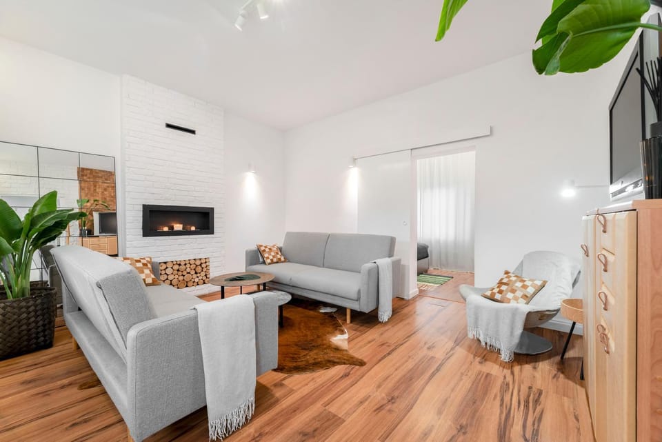 Communal lounge/ TV room, TV and multimedia, Living room, Seating area, Evening entertainment