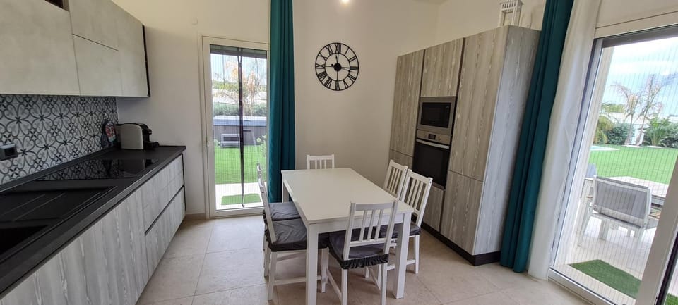 Kitchen or kitchenette, Living room, Seating area, Dining area, minibar, pet friendly, stove