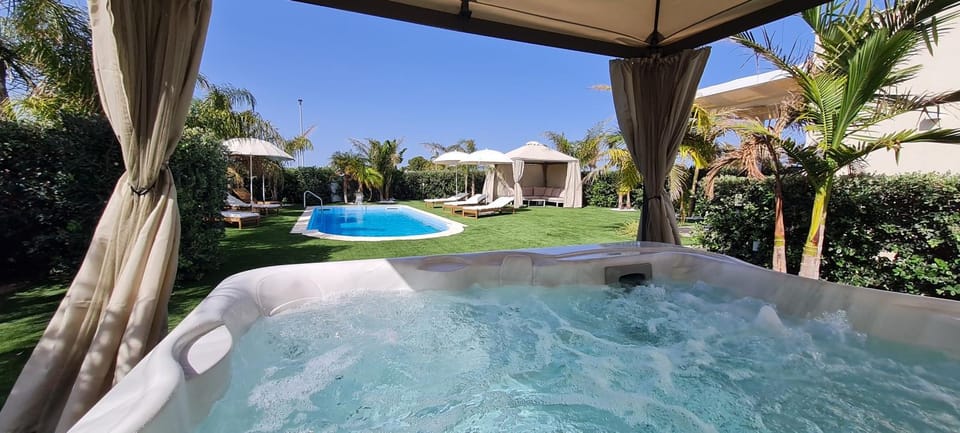 Day, Garden, Hot Tub, Hot Tub, Garden view, Pool view, Swimming pool, sunbed