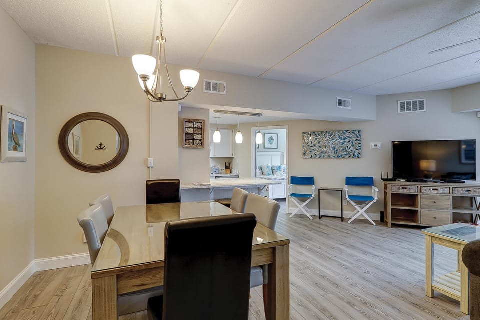 King Queen Sleeper Sofa Updated Luxury Kitchen Bikes & Beach Gear included House in South Forest Beach
