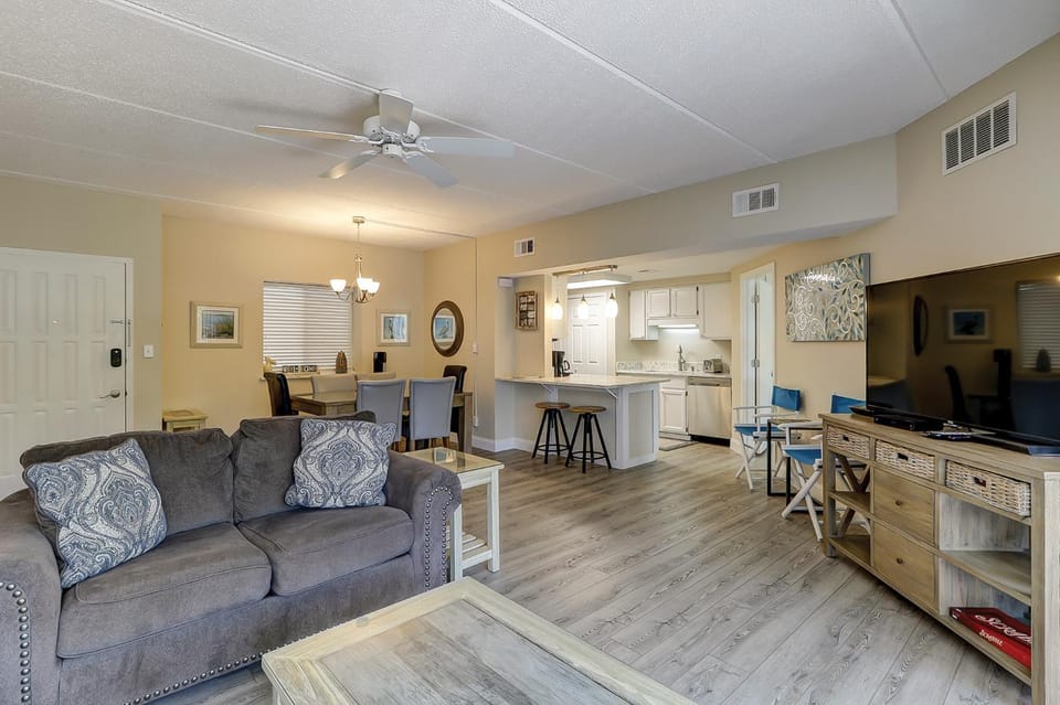 King Queen Sleeper Sofa Updated Luxury Kitchen Bikes & Beach Gear included House in South Forest Beach