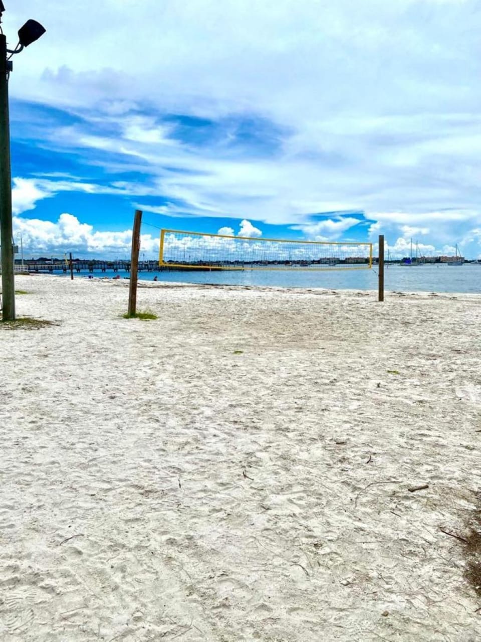 Lovely vacation home 1 block from beach & downtown Gulfport Apartment in Gulfport