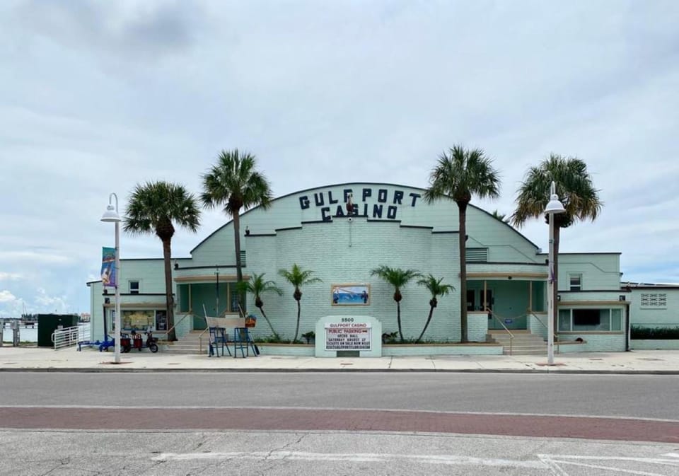 Lovely vacation home 1 block from beach & downtown Gulfport Apartment in Gulfport